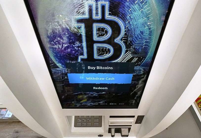 Logotipo de Bitcoin aparece en la pantalla de un cajero automático de criptomonedas en la tienda Smoker's Choice en Salem, N.H.