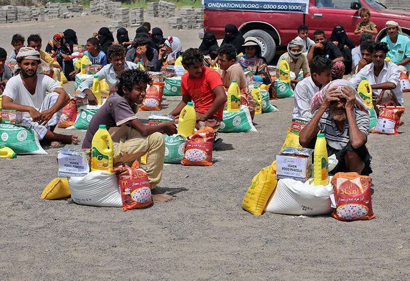 Yemeníes desplazados por el conflicto, reciben ayuda alimentaria y provisiones para cubrir sus necesidades básicas, en un campamento en el distrito de Khokha de la provincia occidental de Hodeida AFP/KHALED ZIAD