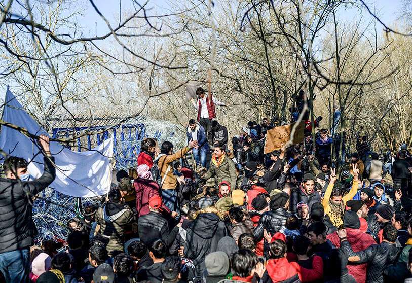 AFP/ BULENT KILIC - Los migrantes se manifiestan en la zona de amortiguación de la frontera entre Turquía y Grecia, cerca del paso fronterizo de Pazarkule en Edirne (Turquía), el 6 de marzo de 2020