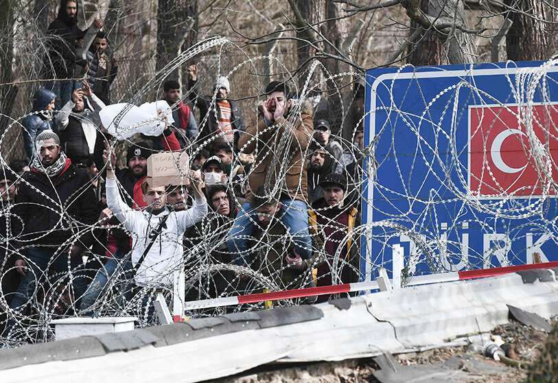 AFP/SAKIS MITROLIDIS - Esta foto tomada desde el lado griego de la frontera greco-turca cerca de Kastanies, muestra a los migrantes esperando en el lado turco el 2 de marzo de 2020