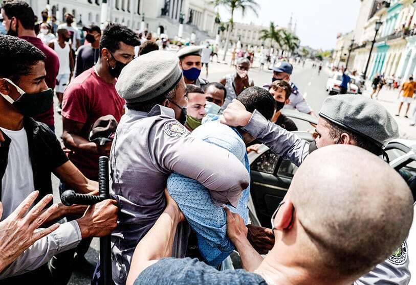 Un hombre es arrestado durante una manifestación contra el gobierno del presidente cubano Miguel Díaz-Canel en La Habana, el 11 de julio de 2021 AFP/ ADALBERTO ROQUE