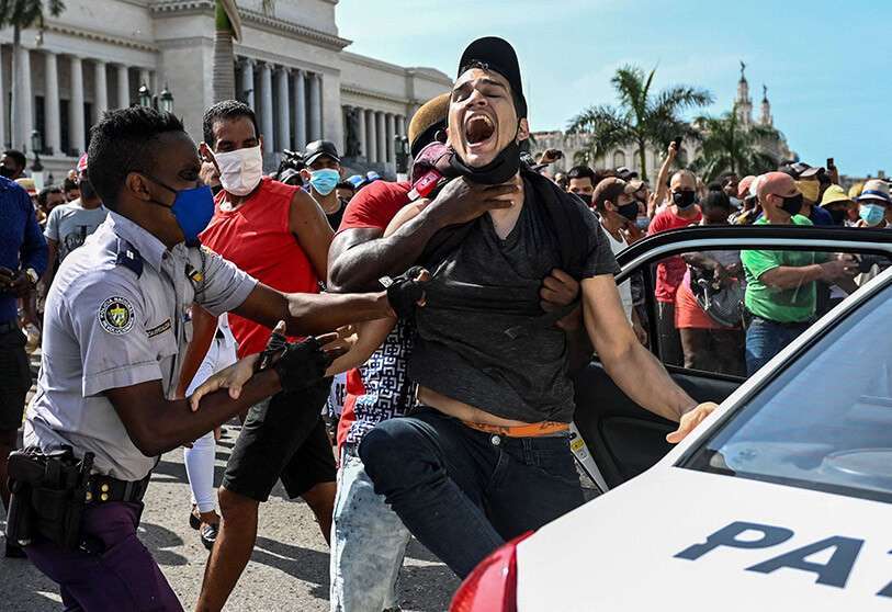 Un hombre es detenido durante una manifestación contra el gobierno del presidente cubano Miguel Díaz-Canel en La Habana, el 11 de julio de 2021 AFP/YAMIL LAGE
