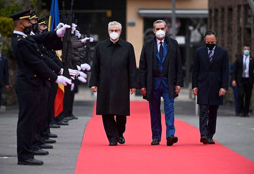 El copríncipe de Andorra y obispo de Urgell, Joan-Enric Vives Sicilia I, el presidente de la República Dominicana, Luis Abinader, y el jefe de Gobierno de Andorra, Xavier Espot, pasan revista a una guardia de honor durante la llegada de los jefes de Estado a la XXVII Cumbre Iberoamericana en Andorra la Vella, el 20 de abril de 2021