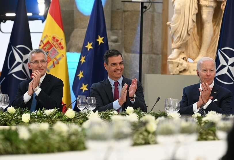 PHOTO/POOL MONCLOA/BORJA PUIG DE LA BELLACASA/MUSEO NACIONAL DEL PRADO/MADRID - El secretario general de la OTAN, Jens Stoltenberg, el presidente del Gobierno, Pedro Sánchez, y el presidente de Estados Unidos, Joe Biden, en la cena con motivo de la 32ª de la Cumbre de la OTAN