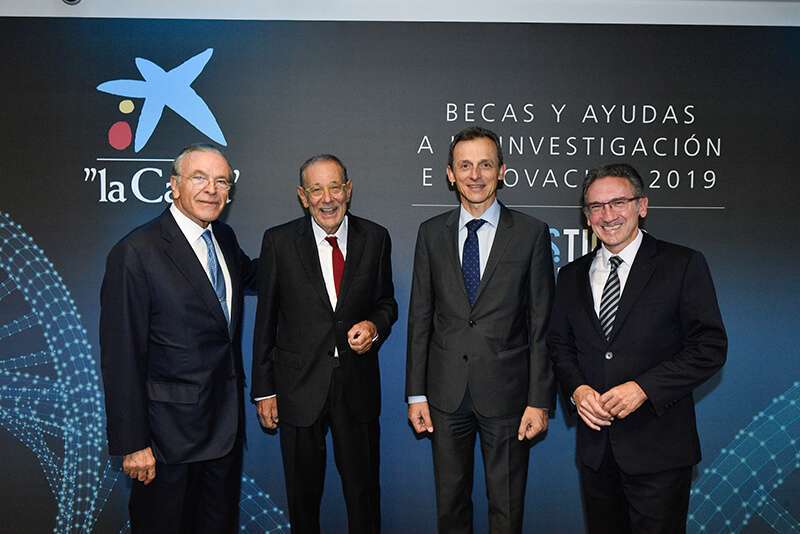 De izquierda a derecha: Isidro Fainé, presidente de la Fundación Bancaria ”la Caixa”; Javier Solana, miembro del Patronato y del Consejo Asesor de Expertos en Investigación de la Fundación Bancaria ”la Caixa; Pedro Duque, ministro de Ciencia, Innovación y Universidades del Gobierno de España; Jaume Giró, director general de la Fundación Bancaria ”la Caixa”, minutos antes de empezar el acto