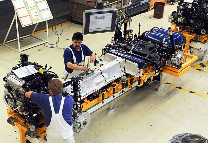 Dos empleados de la planta de Volkswagen en Emden montan uno de los primeros VW Passat TSI EcoFuel de propulsión combinada de gas natural y gasolina PHOTO/INGO WAGNER