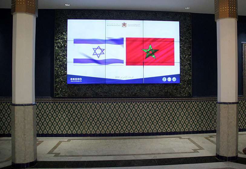 Banderas de Israel y Marruecos durante la visita de la ministra de Economía de Israel, Orna Barbivai, a Rabat, Marruecos, el 21 de febrero de 2022 