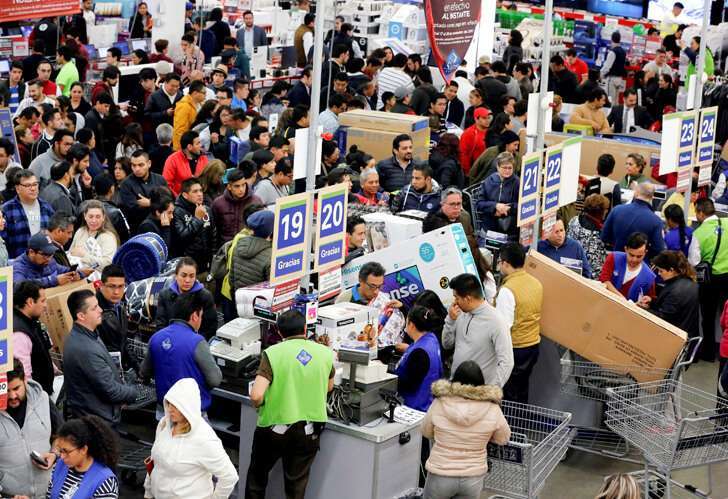 Los compradores esperan para pagar sus compras, en una tienda de Sam's Club, en la Ciudad de México. REUTERS/HENRY ROMERO.