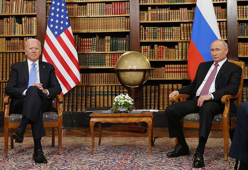 AP/DENIS BALIBOUSE - El presidente de Estados Unidos, Joe Biden, a la izquierda, y el presidente de Rusia, Vladimir Putin, a la derecha