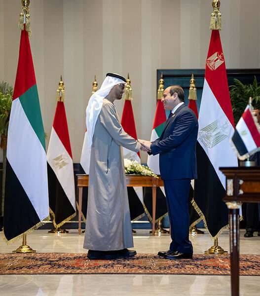 PHOTO/WAM - El Jeque Mohamed bin Zayed Al Nahyan y el Presidente Abdel Fattah El Sisi de Egipto, en el acuerdo entre la empresa Masdar, y la empresa Infinity Power