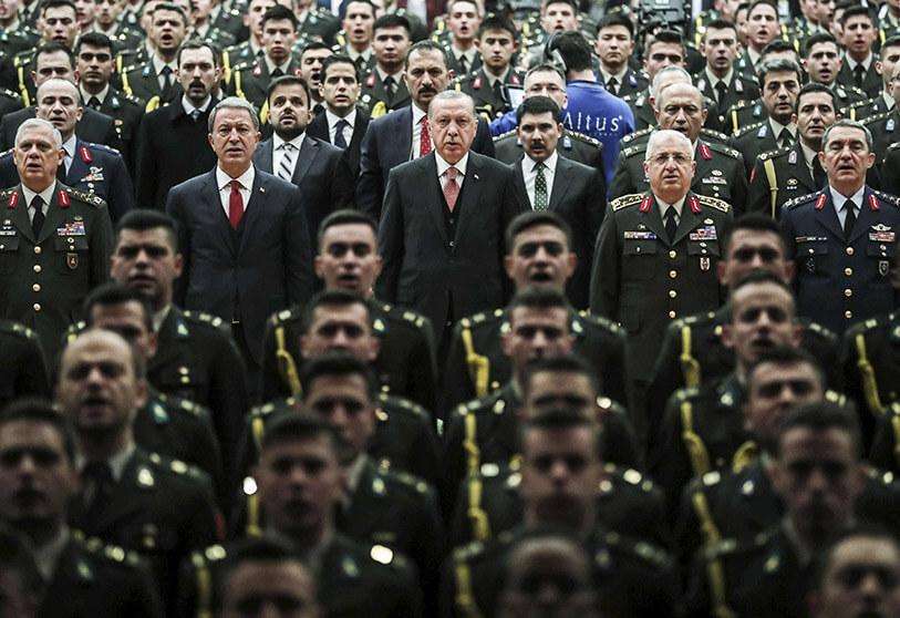 Recep Tayyip Erdogan con miembros del Ejército turco
