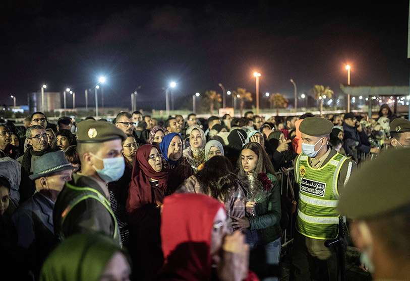 PHOTO/AP - Familias de estudiantes marroquíes que estudiaban en Ucrania y huyeron de la guerra esperan su llegada al aeropuerto de Casablanca en un vuelo de repatriación, en Marruecos