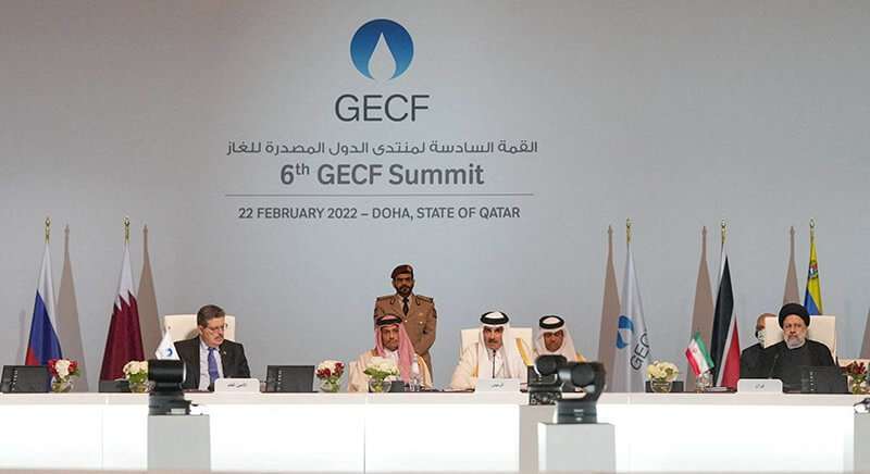El emir de Qatar, el jeque Tamim bin Hamad Al-Thani, el presidente iraní Ebrahim Raisi y el general de seguridad del GECF, Mohamed Hamel, asisten a la sexta cumbre del GECF, en Doha, Qatar, el 22 de febrero de 2022 Qatar News Agency via REUTERS 