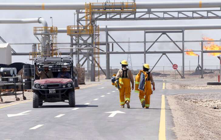 Pie de foto: Trabajadores de Exxon en el yacimiento West Qurna-1, operado por ExxonMobil, son vistos cerca de Basora, Irak, el 17 de junio de 2019. REUTERS/ESSAM al-SUDANI