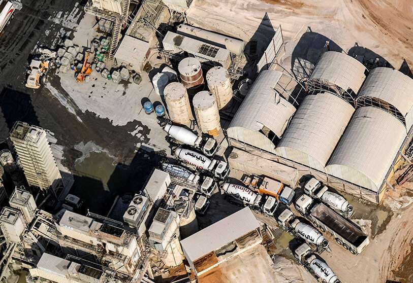 Esta imagen tomada el 8 de julio de 2020 muestra una vista aérea de una fábrica de hormigón premezclado en el emirato del Golfo de Dubái