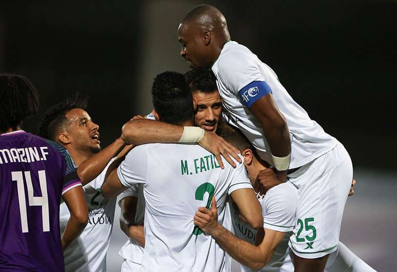 Los jugadores del Ahli celebran un gol durante el partido del grupo C de la Liga de Campeones de la AFC entre el Al-Ahli saudí y el Al-Shorta iraquí, el 24 de abril de 2021, en el estadio de la ciudad deportiva Rey Abdullah