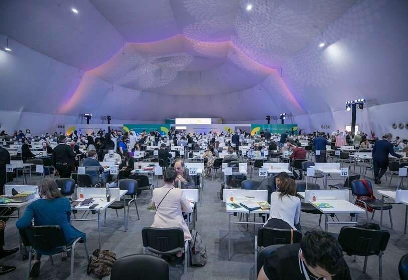 La Autoridad del Libro de Sharjah (SBA) ha anunciado que la 12ª edición de la Conferencia de Editores de la Feria Internacional del Libro de Sharjah (SIBF), un evento anual para el sector editorial que se celebra antes de la 41ª SIBF, ha recibido solicitudes de participación de 971 editoriales, agentes literarios y profesionales de los derechos procedentes de 92 países.    La alta participación de este año refleja el éxito global de la SIBF, especialmente después de haberse convertido en la mayor feria del libro del mundo en 2021 en términos de compra y venta de derechos de autor. Los continuos esfuerzos de Sharjah para impulsar el sector a través de su participación en ferias y conferencias internacionales del libro y la creación de redes con editoriales internacionales bajo el paraguas de la SBA han reforzado aún más el papel fundamental de la Conferencia de Editores para acelerar el desarrollo de esta industria vital.   Como plataforma sólida para la compra y venta de derechos, la firma de acuerdos de libros, la exploración de oportunidades de traducción y otros intereses comerciales del sector, la Conferencia de Editores de la SIBF también facilitará a los participantes la creación de redes, el establecimiento de contactos y la realización de negocios entre ellos durante los tres días de la conferencia.   Mansour al-Hassani, director de Servicios a Editores de la SBA, dijo: "En consonancia con la visión de Su Alteza el Jeque Dr. Sultán bin Muhammad al-Qasimi, miembro del Consejo Supremo y gobernante de Sharjah, la Conferencia de Editores de la SIBF adquiere mayor importancia como plataforma para que los editores regionales y mundiales establezcan redes, descubran y aprendan, y encuentren formas innovadoras de forjar una nueva fase de crecimiento."   Al-Hassani añadió: "El creciente número de participantes año tras año refleja el destacado estatus global tanto de la SIBF como de la Conferencia de Editores, y refleja la visión estratégica del proyecto cultural de Sharjah para apoyar y hacer avanzar el sector ed