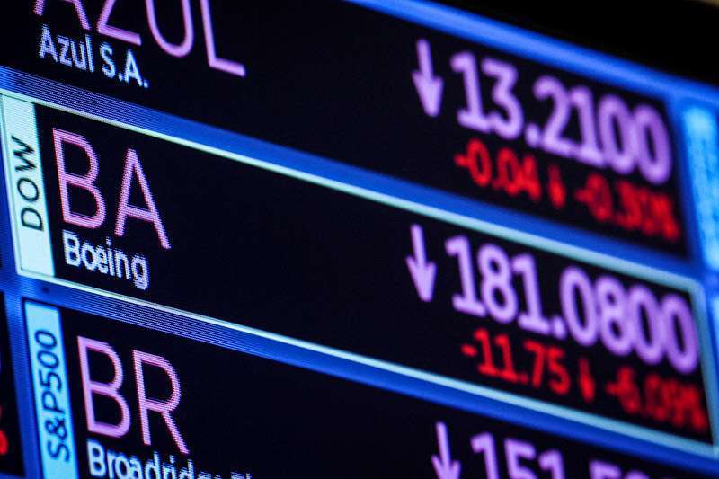 Una pantalla muestra la información de negociación de Boeing en el puesto donde se negocia en el parqué de la Bolsa de Nueva York (NYSE) en la ciudad de Nueva York, Estados Unidos, el 21 de marzo de 2022