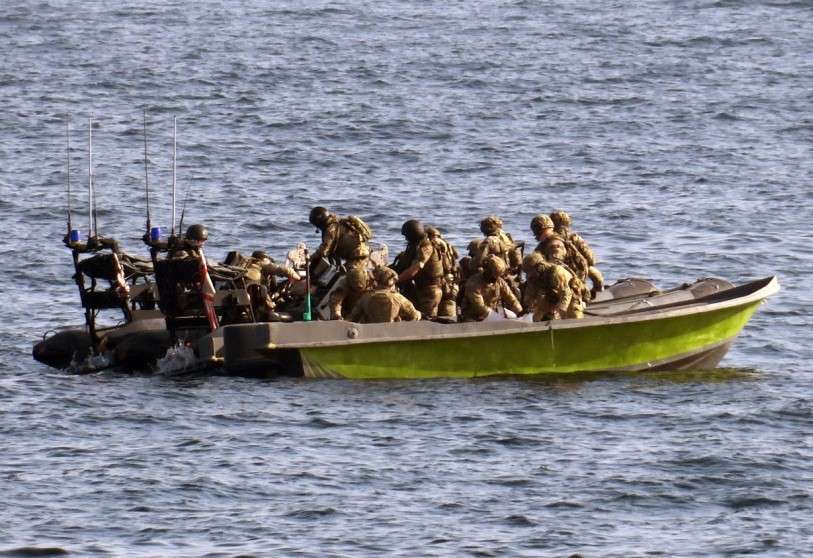 Equipos de marines reales interceptando las embarcaciones iranís