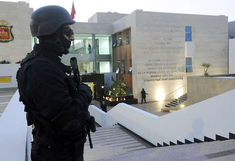 Un miembro de la guardia de las fuerzas especiales marroquíes se encuentra fuera del edificio de la Oficina Central de Investigación Judicial (BCIJ)