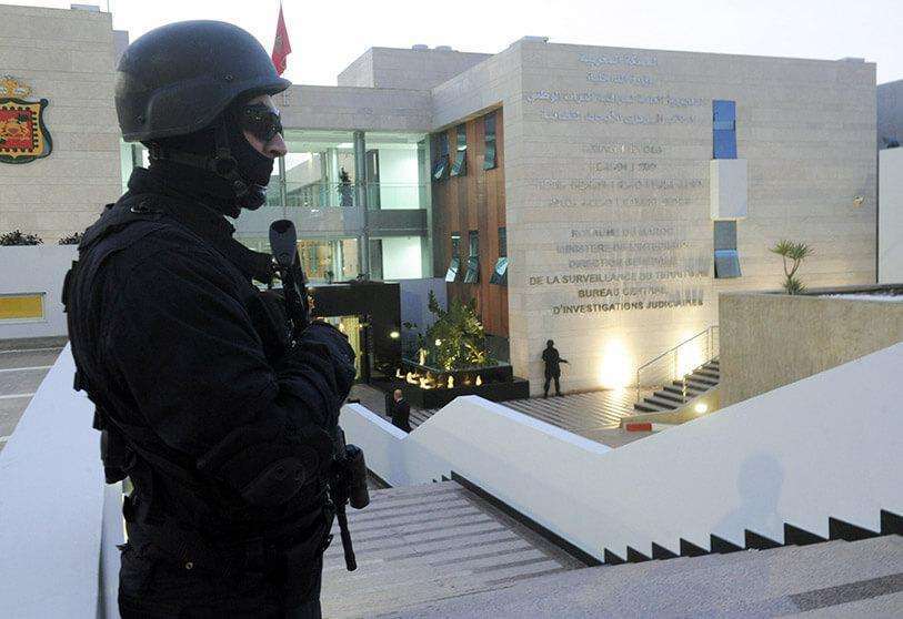 AFP/FADEL SENNA  -   Un miembro de la guardia de las fuerzas especiales marroquíes se encuentra fuera del edificio de la Oficina Central de Investigación Judicial (BCIJ)