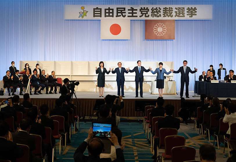 El candidato a las elecciones presidenciales del gobernante Partido Liberal Democrático (PLD), Fumio Kishida (C), exministro de Asuntos Exteriores, celebra con el primer ministro saliente, Yoshihide Suga (2º izq.), y sus compañeros de candidatura, Seiko Noda (izq.), Sanae Takaichi (2º dcha.) y Taro Kono (dcha.), tras ser elegido como nuevo presidente en las elecciones presidenciales del PLD, en Tokio