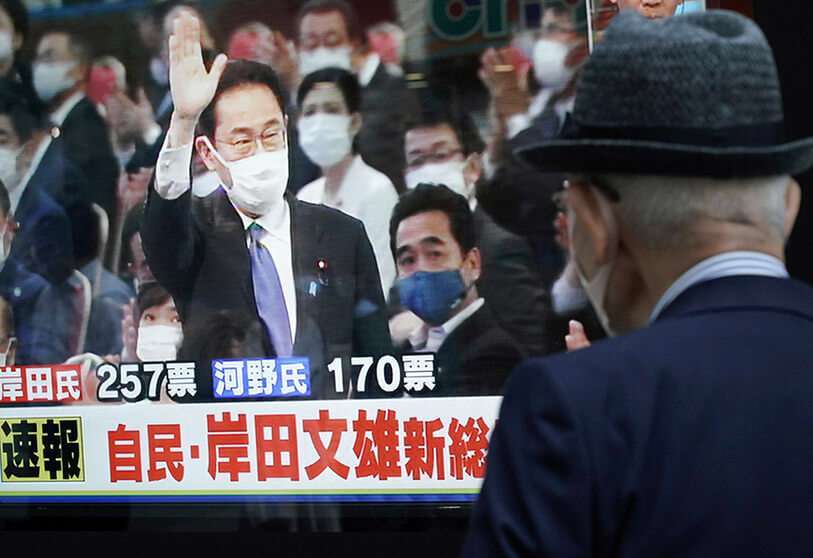 Un peatón mira una televisión pública que muestra a Fumio Kishida, exministro de Asuntos Exteriores, durante la transmisión en directo de las elecciones presidenciales del Partido Liberal Democrático (PLD), el miércoles 29 de septiembre de 2021, en Tokio