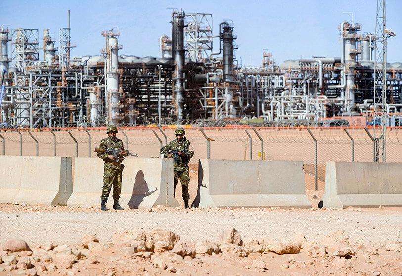 AFP/ RYAD KRAMDI - Fotografía de archivo, soldados argelinos hacen guardia en el complejo de gas de Tiguentourine, en In Amenas, a unos 1.600 kilómetros al sureste de la capital