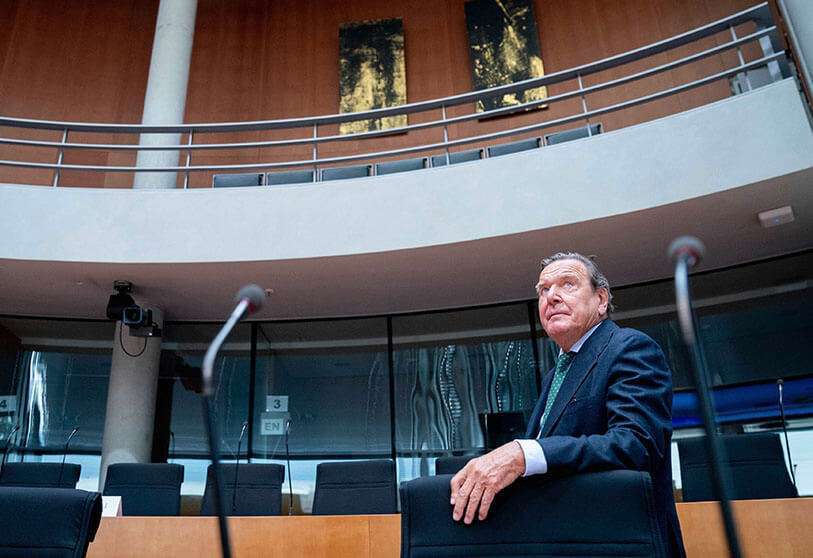 El ex canciller alemán y jefe del consejo de administración del Nord Stream 2, Gerhard Schroder, en primer plano, espera el inicio de una audiencia en la Comisión de Economía del Bundestag sobre el proyecto de gasoducto Nord Stream 2 en Berlín, Alemania, el 1 de julio de 2020 AP/KAY NIETFELD