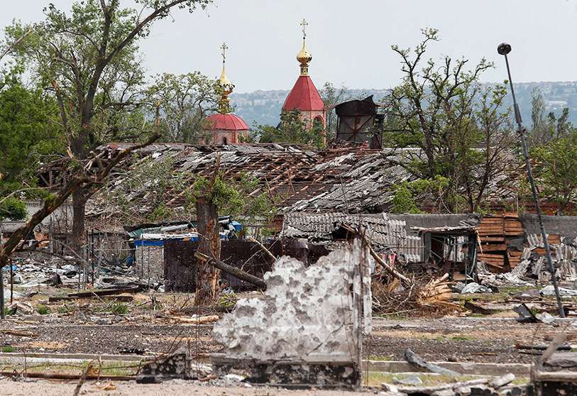 Una vista muestra una iglesia detrás de los edificios destruidos durante el conflicto entre Ucrania y Rusia en la ciudad de Rubizhne en la región de Luhansk, Ucrania 1 de junio de 2022 REUTERS/ALEXANDER ERMOCHENKO