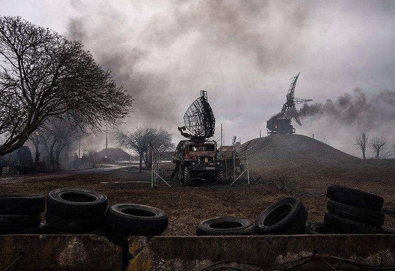 AP/EVGENY MALOLETKA - Base de defensa aérea tras un aparente ataque ruso en Mariupol, Ucrania, el jueves 24 de febrero de 2022. Las tropas rusas han lanzado su ataque anticipado contra Ucrania. Grandes explosiones se escucharon antes del amanecer en Kyiv, Kharkiv y Odesa
