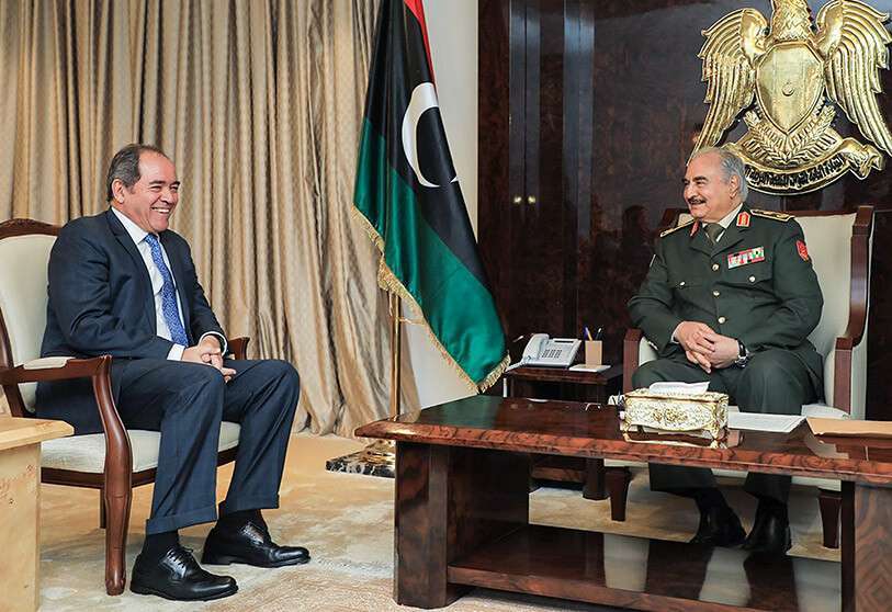 El mariscal Haftar reuniéndose con el ministro de Asuntos Exteriores de Argelia, Sabri Boukadoum, en la ciudad de Bengasi, en el este de Libia AFP/ LNA War Information Division