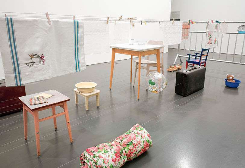 Mona Hatoum. Mobile Home. [Hogar móvil]. 2005. Objetos diversos y motor. 119 x 220 x 600 cm. Colección ”la Caixa” de Arte Contemporáneo
