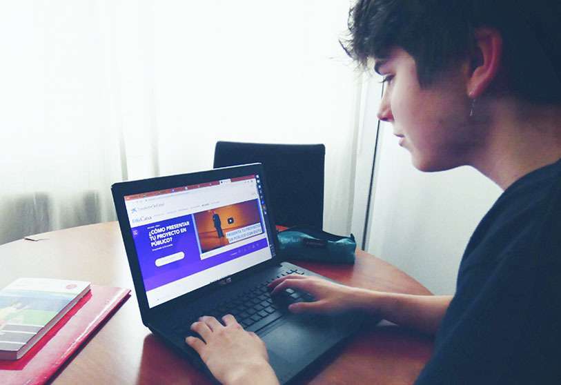 EduCaixa tiene como objetivo capacitar a los estudiantes adolescentes para abordar los grandes retos de este siglo XXI. En la imagen estudiante utilizando recursos de EduCaixa.