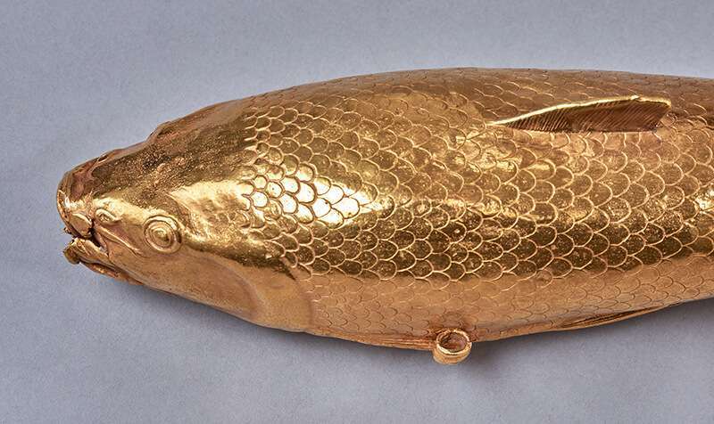 Pie de foto: Frasco para aceite perfumado. Takht-i Kuwad (Tayikistán). 500–400 a.C. Oro. PHOTO/ The Trustees of the British Museum.
