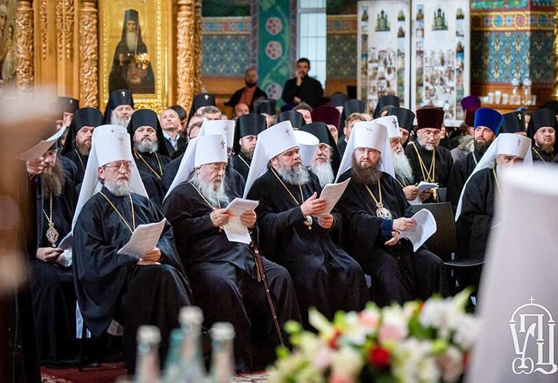 Miembros del clero de una rama de la Iglesia Ortodoxa de Ucrania asisten a una reunión del consejo en el Monasterio de San Panteleimón, mientras la rama discute la ruptura de sus lazos con la iglesia rusa por la invasión rusa de Ucrania, en Kiev, Ucrania, el 27 de mayo de 2022 PHOTO/Iglesia Ortodoxa Ucraniana/Handout via REUTERS