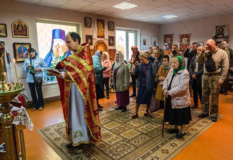 El capellán del ejército ucraniano Vasyl celebra una misa dominical en una iglesia ortodoxa ucraniana en Kharkiv, este de Ucrania, el domingo 29 de mayo de 2022 AP/BERNAT ARMANGUE