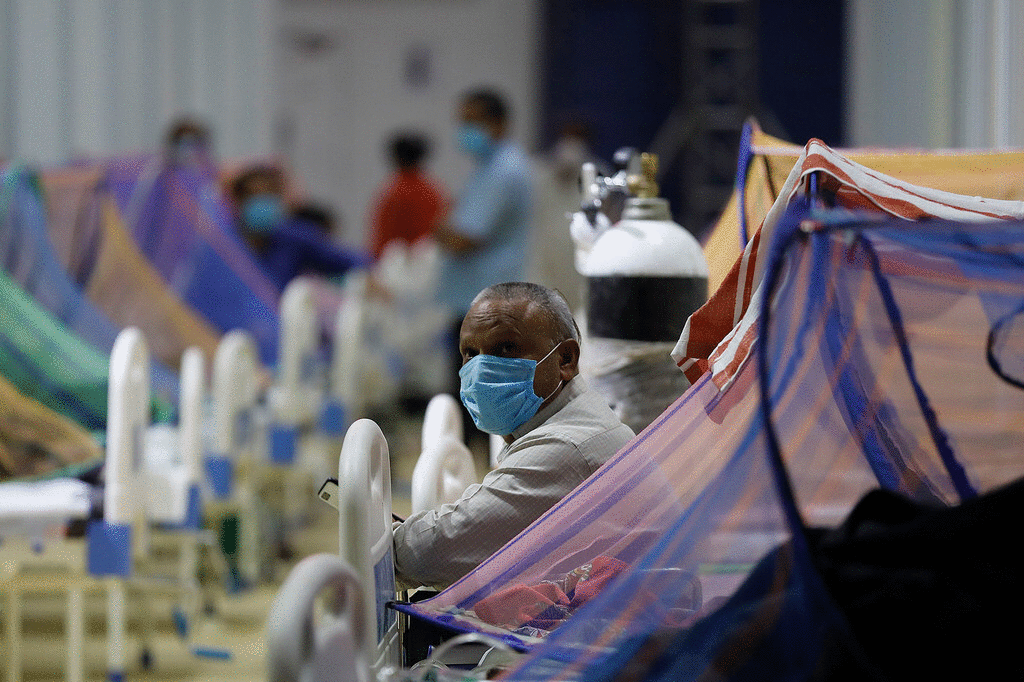 UNICEF/Amarjeet Singh-Pacientes recibiendo tratamiento en el centro de atención COVID-19 en la Villa de los Juegos de la Commonwealth en Nueva Delhi, India.