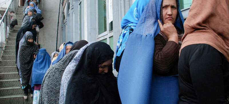 Mujeres se disponen a votar en Afganistán