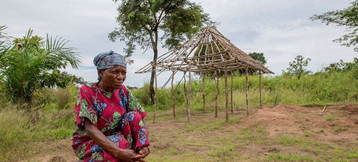 PMA/Tara Crossley. Una desplazada observa como le quemaron su casa y jardín en la República Democrática del Congo.