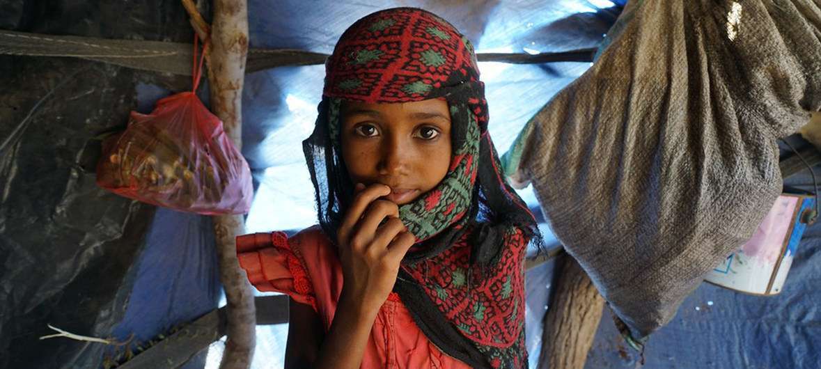 Niño en el campamento de Al Rebat donde viven unas 60 familias desplazadas que huyeron de zonas de conflicto en Taiz y Al Hudaydah, Yemen.