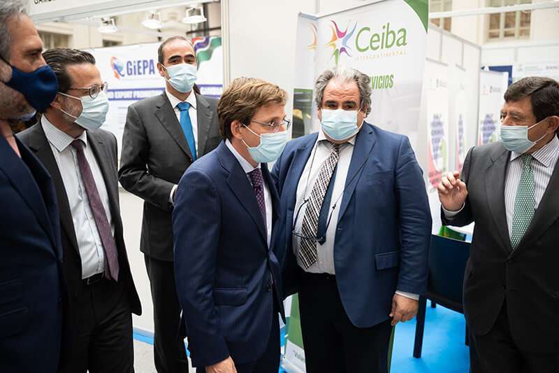 PHOTO/ATALAYAR/GUILLERMO LÓPEZ - José Luis Martínez Almeida, maire de Madrid, avec Javier Fernández-Arribas, directeur du magazine Atalayar.