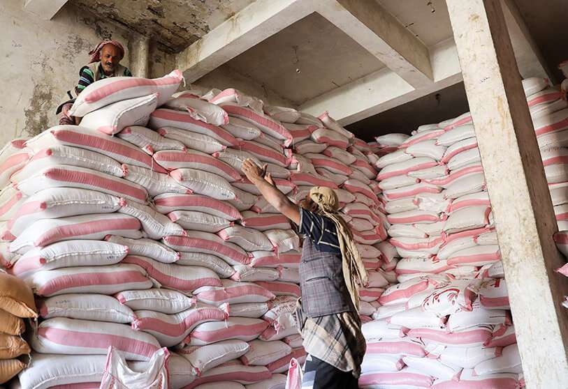 Sacos de trigo en un almacén de grano en Sanaa, Yemen REUTERS/KHALED ABDULLAH