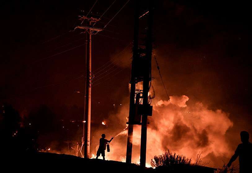 Un hombre utiliza un extintor ante el incendio