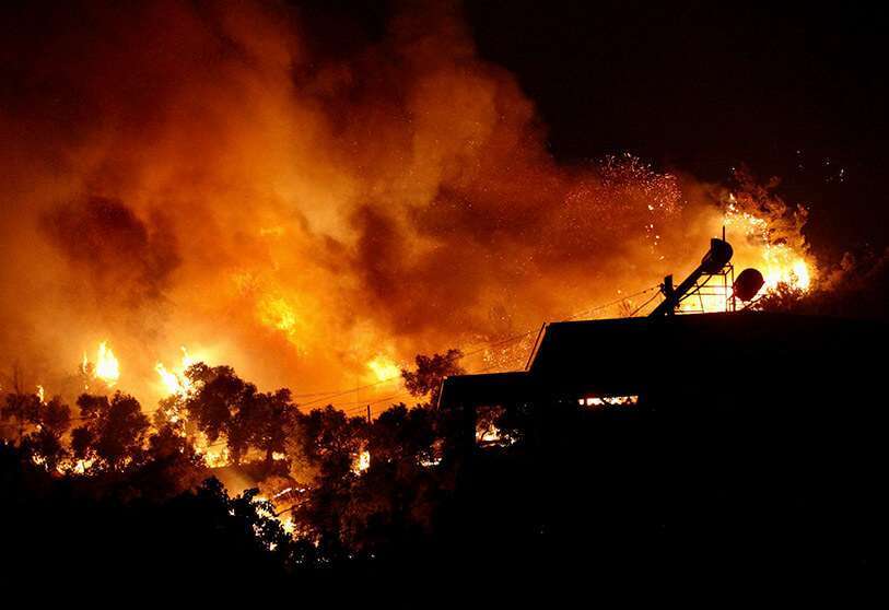 Una imagen tomada el 3 de agosto de 2021 muestra las llamas que se elevan desde un incendio que se extiende en la ciudad de Oren, cerca de Milas, en la región vacacional de Mugla