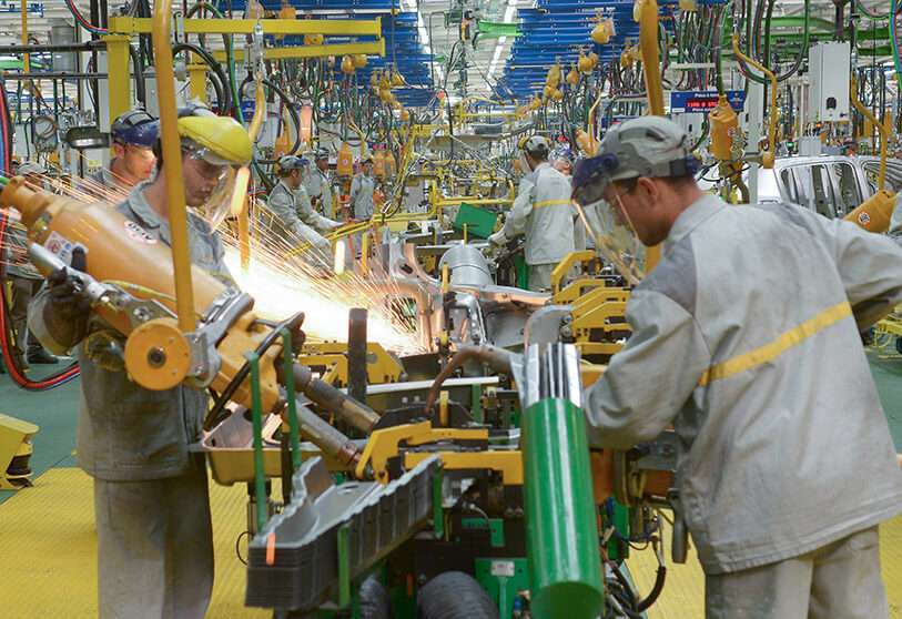 Empleados del grupo francés Renault en Marruecos trabajan en una línea de producción en la nueva segunda fase de la fábrica de Renault en Tánger AFP/FADEL SENNA