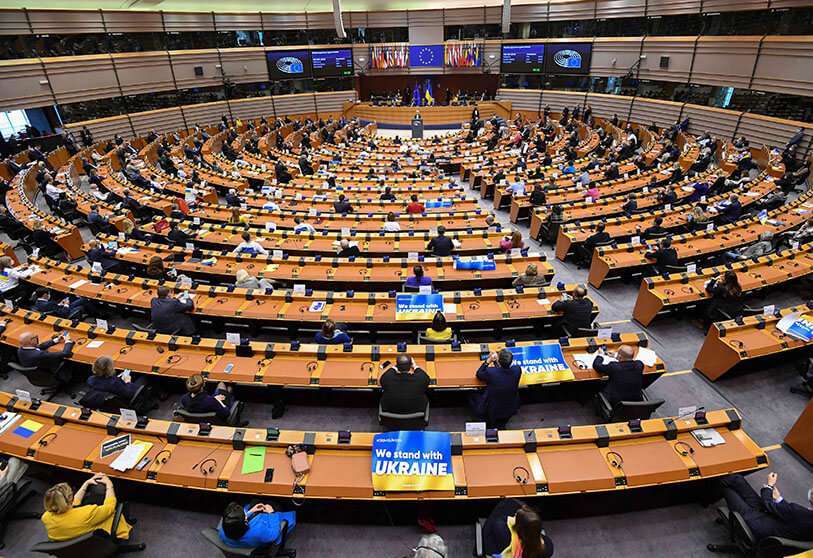 La presidenta de la Comisión Europea, Ursula von der Leyen (C), pronuncia un discurso durante una sesión plenaria especial del Parlamento Europeo centrada en la invasión rusa de Ucrania en la sede de la UE en Bruselas, el 1 de marzo de 2022 AFP/JOHN THYS