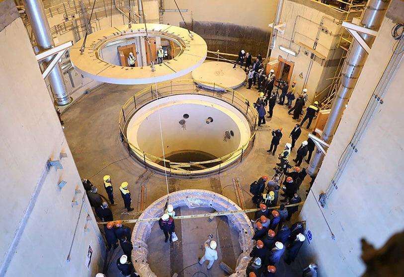AP/Organización de Energía Atómica de Irán  -   Fotografía de archivo, los técnicos trabajan en el circuito secundario del reactor de agua pesada de Arak, mientras los funcionarios y los medios de comunicación visitan el lugar, cerca de Arak, Irán