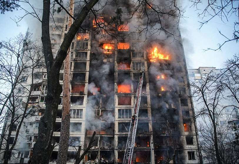 Rescatistas trabajan junto a un edificio residencial dañado por los bombardeos, mientras continúa el ataque de Rusia a Ucrania, en Kyiv, Ucrania, el 15 de marzo de 2022 PHOTO/Press service of the State Emergency Service of Ukraine via REUTERS