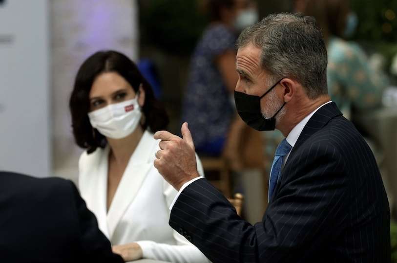 Isabel Díaz Ayuso mirando al Rey